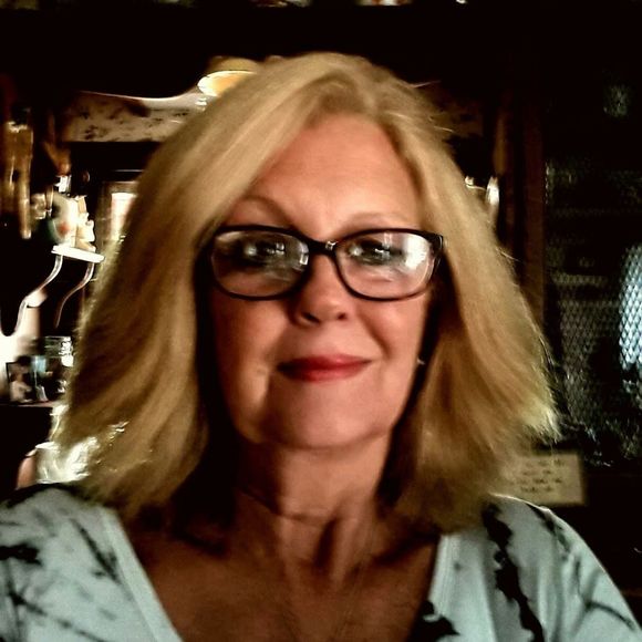 Meet your Posher, Cynthia - Picture 1 of 1
